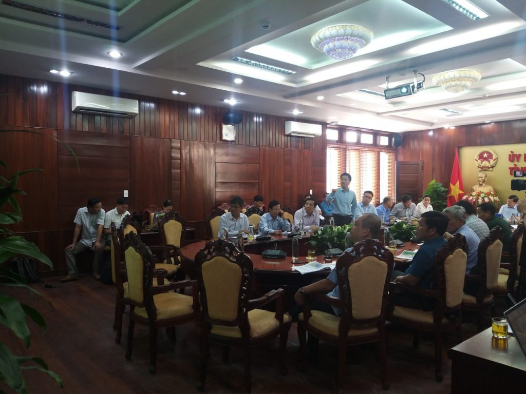 Ông Bạch Ngọc Tùng – Phó Giám đốc ACUD Việt Nam trình bày ý tưởng Quy hoạch KCN đô thị và dịch vụ VSIP Quảng Ngãi tại UBND tỉnh Quảng Ngãi.