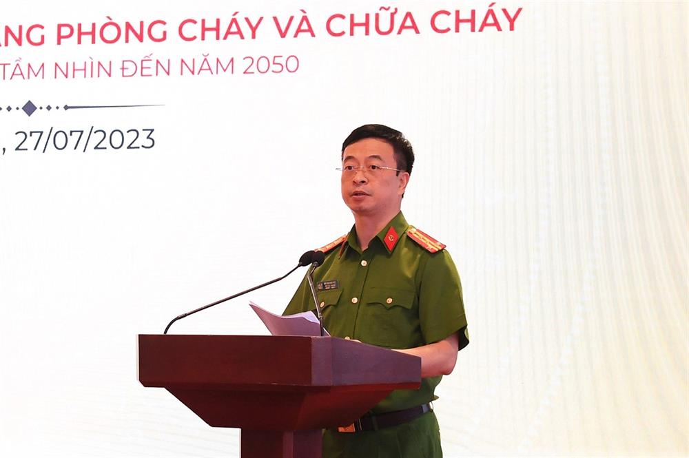 Đại tá Bùi Quang Việt công bố Quyết định số 819 của Thủ tướng Chính phủ.
