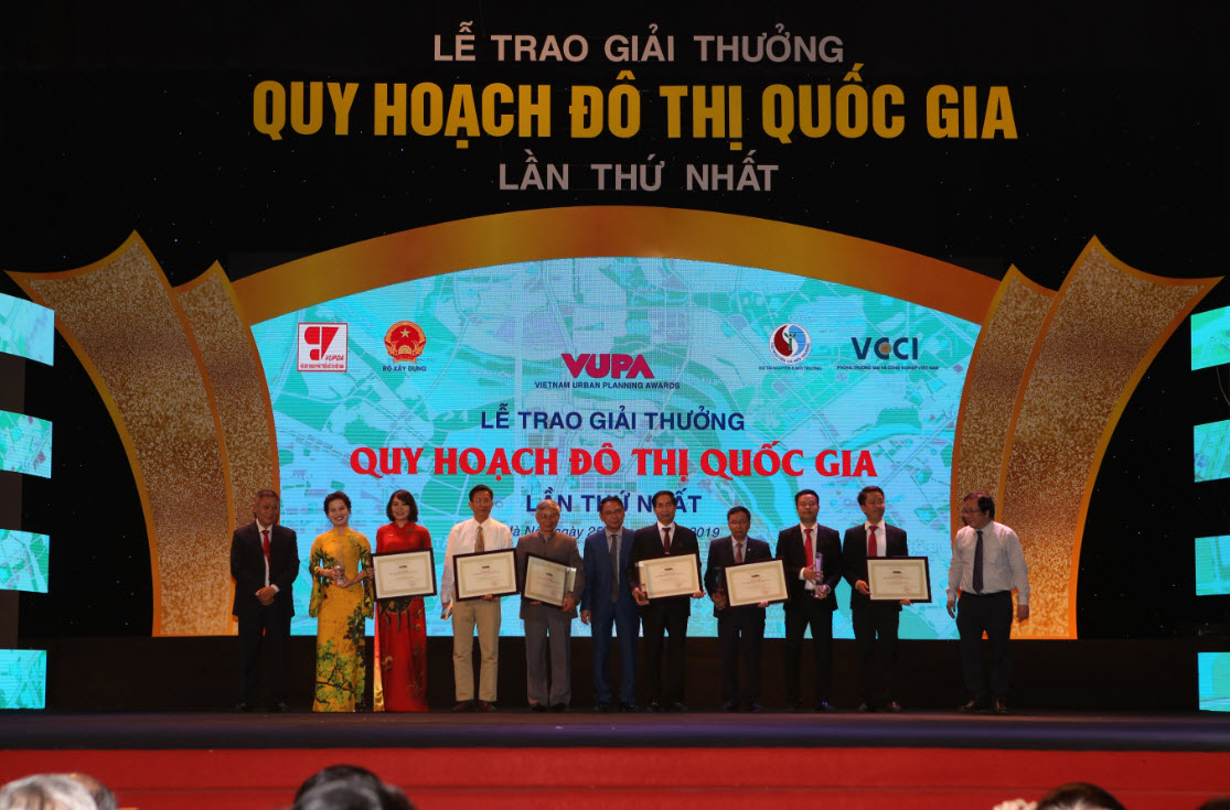 TS. Hán Minh Cường – Tổng Giám đốc ACUD Group (thứ 3 từ phải sang) và Ths. Bạch Ngọc Tùng – PGĐ Công ty (thứ 2 từ phải sang) nhận Cup và chứng nhận tại lễ trao giải.