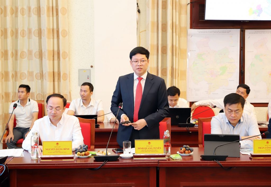 Ông Đinh Quang Tuyên, Phó Chủ tịch Thường trực UBND tỉnh báo cáo tóm tắt Quy hoạch tỉnh Bắc Kạn thời kỳ 2021 – 2030, tầm nhìn đến năm 2050 tại Phiên họp.