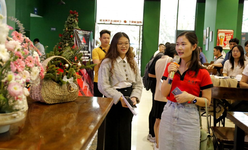Bà Nguyễn Thị Hoàn – Đại diện Ban Giám khảo lên nhận xét và công bố điểm cho các sản phẩm trong phần thi Cắm hoa